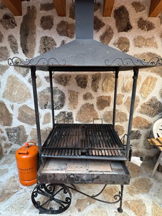 Barbacoa de hierro con campana