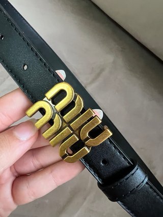 Cinturón inspirado Miu Miu Negro Dorado Ajustable