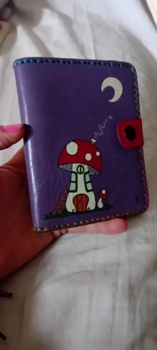 Cartera artesanal morada con diseño de seta
