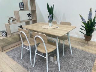 MESA CON 4 SILLAS