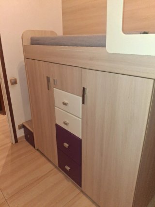 Cama alta con cajonera y escaleras