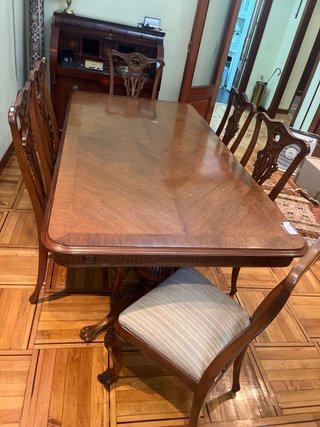 Mesa de comedor de madera