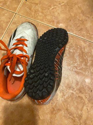 Chuteiras de criança laranja e branco tamanho 31