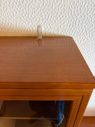 Vitrina de madera y cristal con 2 módulos