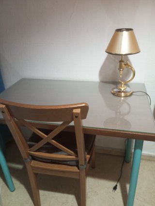 Mesa cristal y silla madera