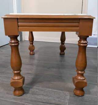 Mesa de mármol y madera. Buen estado
