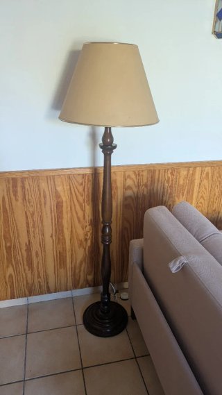 Lámpara de pie de madera