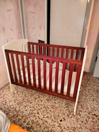 Cuna de bebé blanca con estrellas con colchón