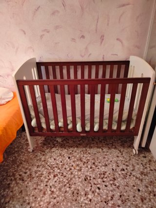 Cuna de bebé blanca con estrellas con colchón