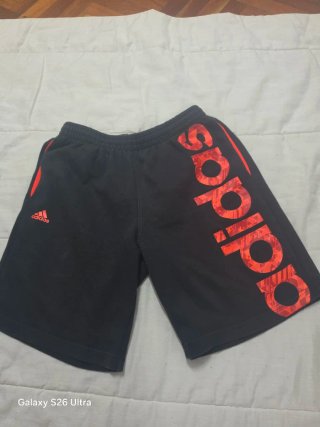 Pantalones cortos Adidas negros con logo rojo