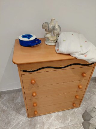 Cajonera de madera con tiradores redondos