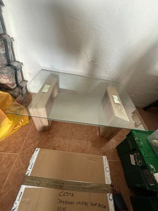 Mesa de cristal y madera