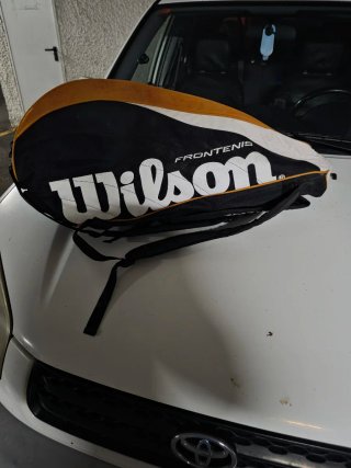Raqueta de tenis, bolso y pelotas