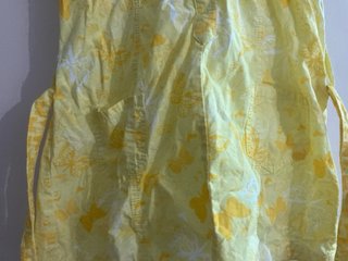 Vestido de verano amarillo con cinturón