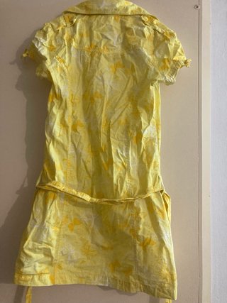 Vestido de verano amarillo con cinturón