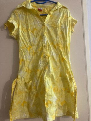 Vestido de verano amarillo con cinturón