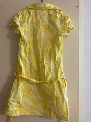 Vestido de verano amarillo con cinturón