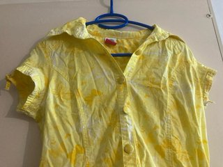 Vestido de verano amarillo con cinturón