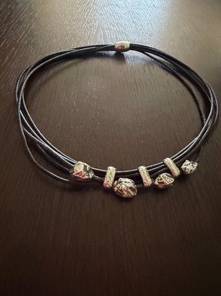 Collar de cuero y plata