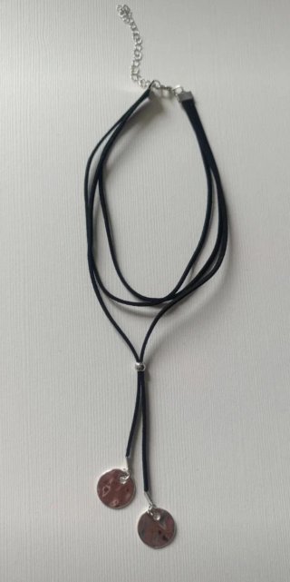 Collar triple con círculos plateados