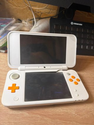 LEGGI! - Nintendo 2DS XL Arancione e Bianca - LEGGI!
