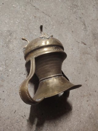 Jarrón antiguo de latón con asas