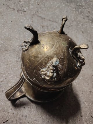 Jarrón antiguo de latón con asas