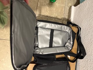 Mini mochila negra con diseño geométrico