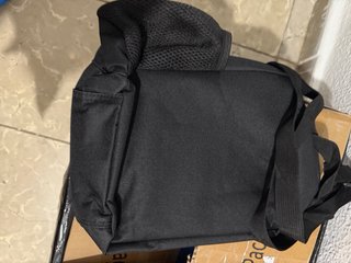 Mini mochila negra con diseño geométrico