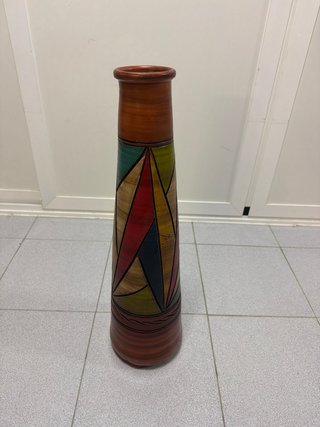 Jarrón de terracota con diseño geométrico