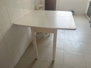 Mesa de cocina blanca de madera