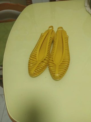 Zapatos amarillos de mujer para el agua y para el