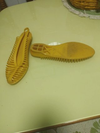 Zapatos amarillos de mujer para el agua y para el