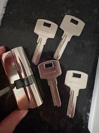 Bombillo de puerta con 4 llaves