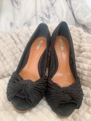 Zapatos de tacón negros peep toe