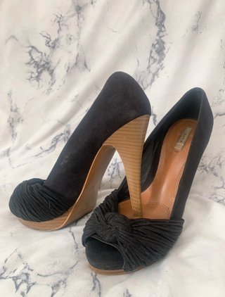 Zapatos de tacón negros peep toe