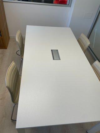 Mesa de reuniones blanca de madera