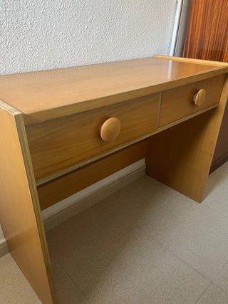 Escritorio de madera con cajones