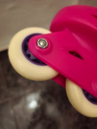 Pattini inline rosa e blu