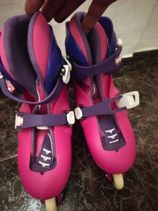 Pattini inline rosa e blu