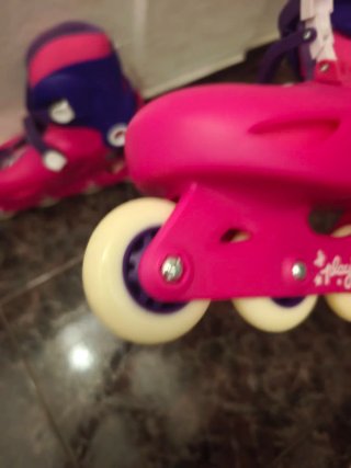 Pattini inline rosa e blu