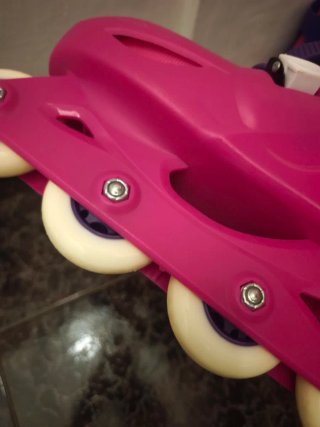 Pattini inline rosa e blu