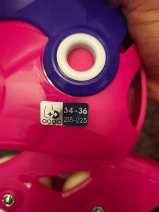 Pattini inline rosa e blu