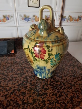 Botijo de cerámica pintado a mano
