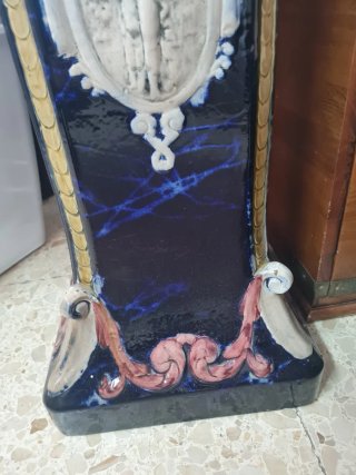 Jarrón de cerámica azul, beige con base incluída.