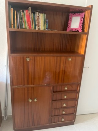 Aparador de madera con cajones y puertas