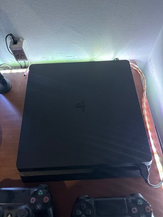 PS4 Slim 1TB + 2 Giochi + 3 Controller