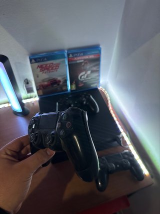PS4 Slim 1TB + 2 Giochi + 3 Controller