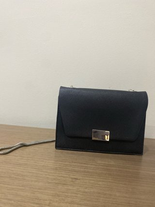 Bolso negro pequeño con cadena