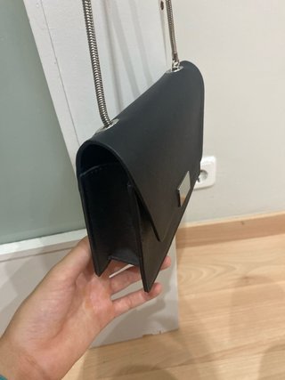 Bolso negro pequeño con cadena